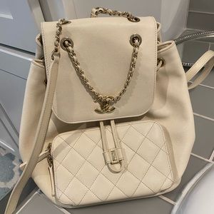 White Chanel gold chain backpack 🤍